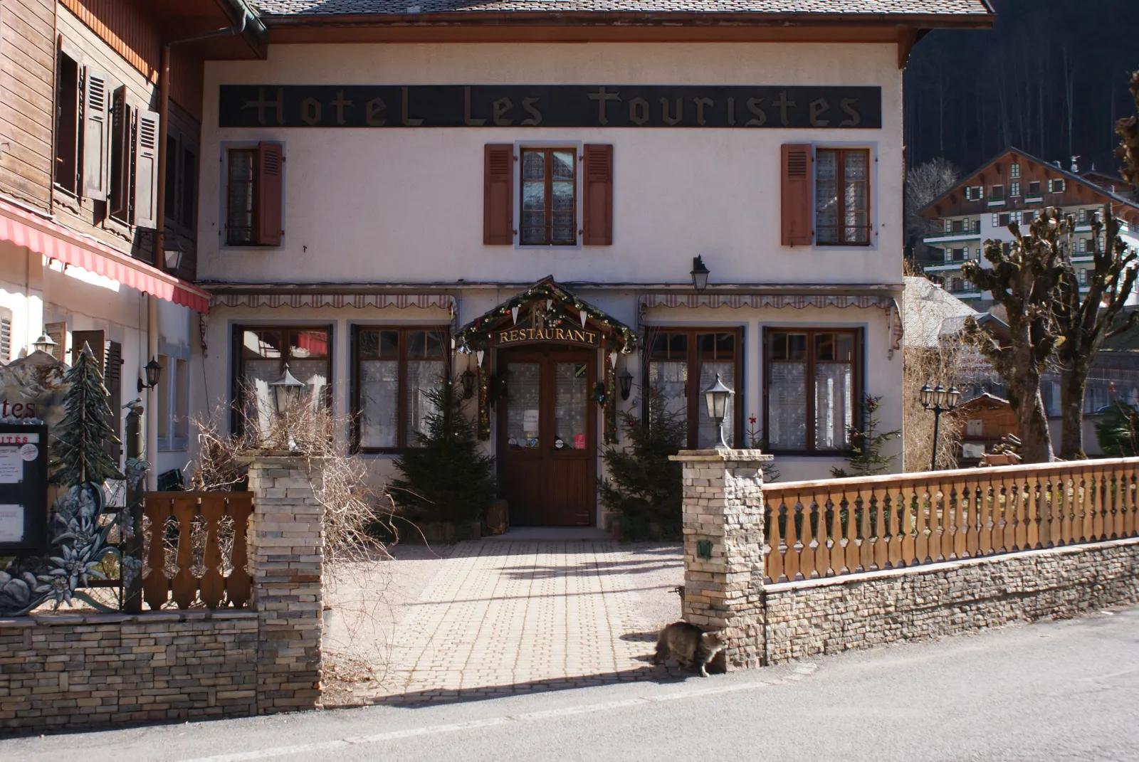 La terrasse ensoleillée de l'Hôtel Les Touristes