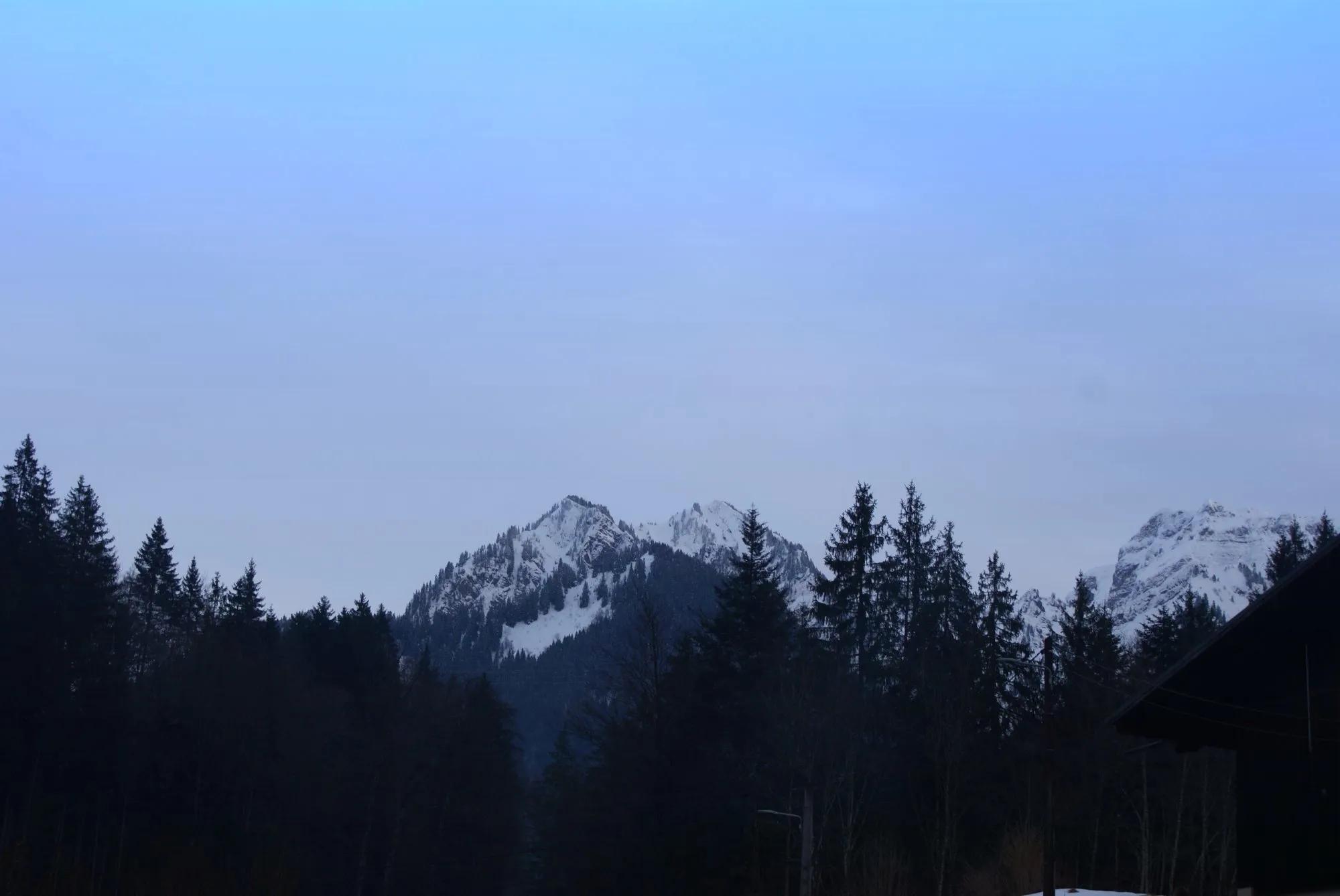 Vue sur les montagnes d'Abondance au printemps