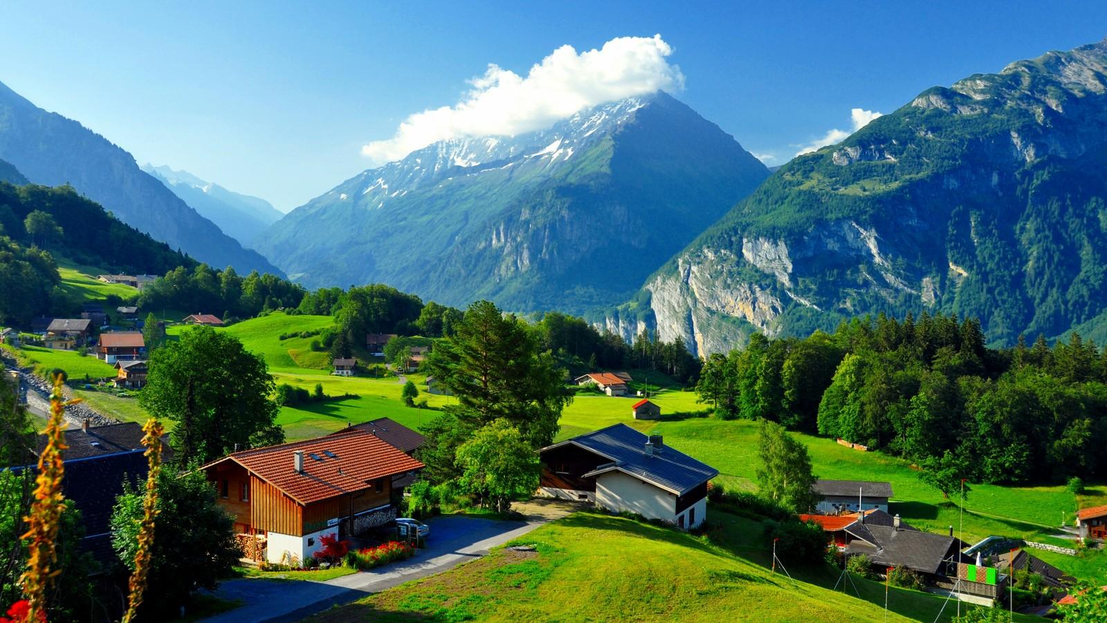 Village alpin en été dans la vallée d'Abondance, chalets savoyards et sommets du Chablais en Haute-Savoie